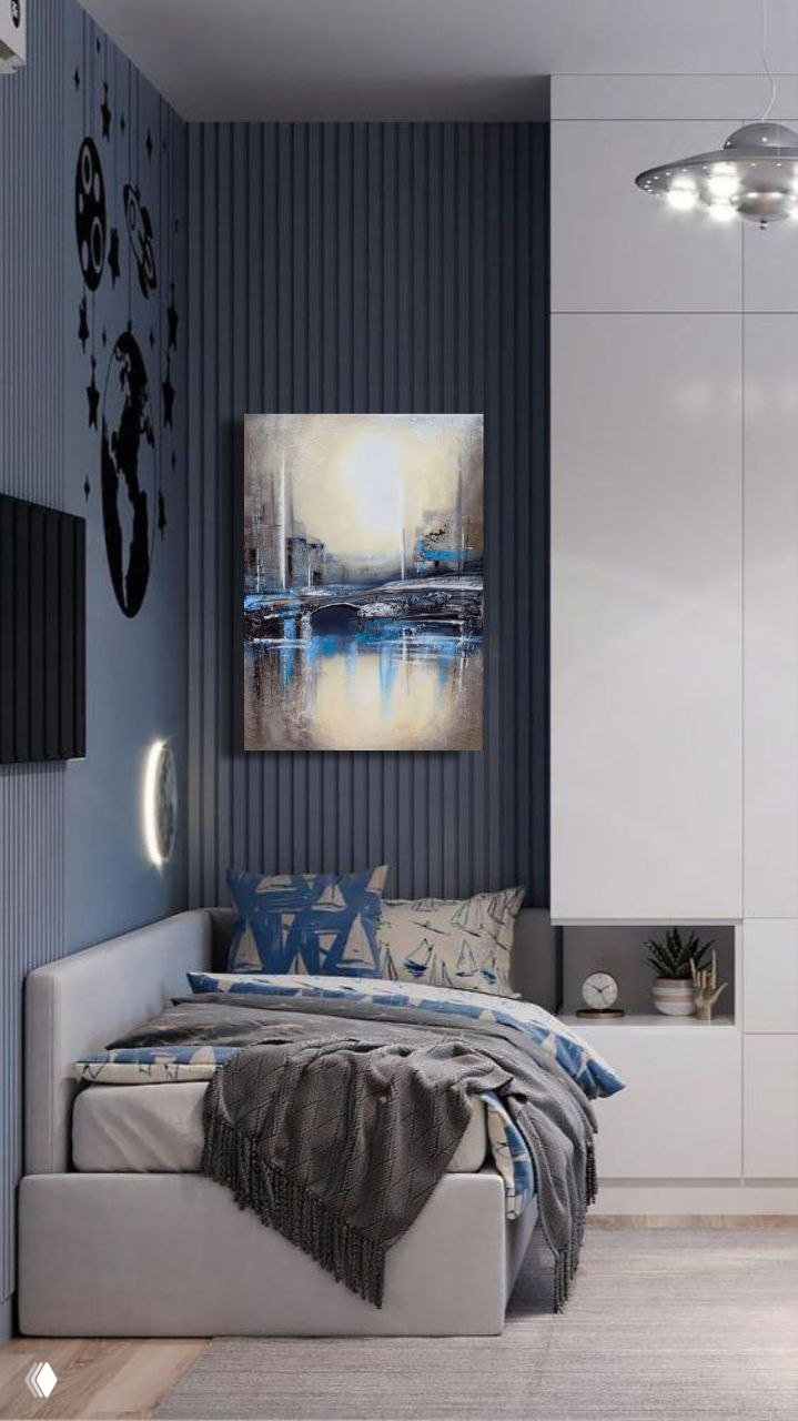 Небольшое вертикальное полотно с городским отражением висит в детской комнате у кровати; интерьер с синими и нейтральными оттенками, мягкие постельные принадлежности.