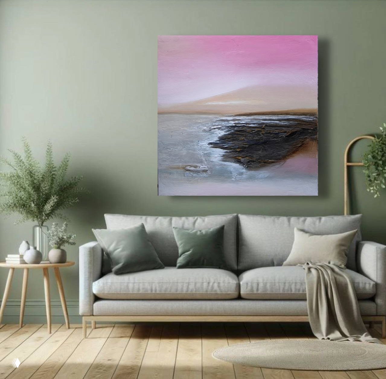 Большое квадратное полотно в пастельных розово-серых тонах висит над серым диваном в светлой гостиной; интерьер с зелёными растениями и минималистичными деталями.