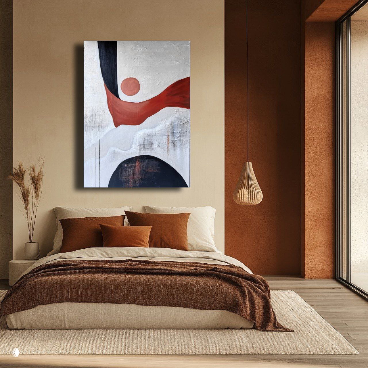 Абстрактная картина с крупными формами и тёплыми акцентами висит над кроватью в спальне с бежевыми текстилем и коричневыми декоративными подушками.