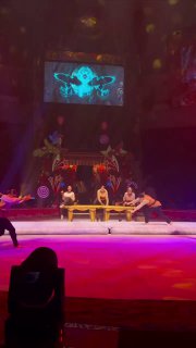 Кадр из видео: акробаты Generation X team исполняют сцену на дорожке в цирке, видна дорожка и группа артистов в движении на арене.