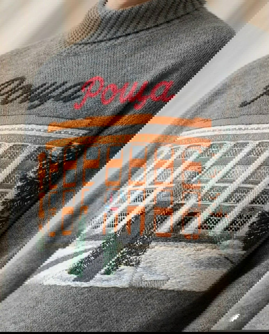 Серый тёплый свитер с объёмной вышивкой: надпись «Роща» и детализированное изображение университетского корпуса с памятником на переднем плане в зимнем пейзаже.