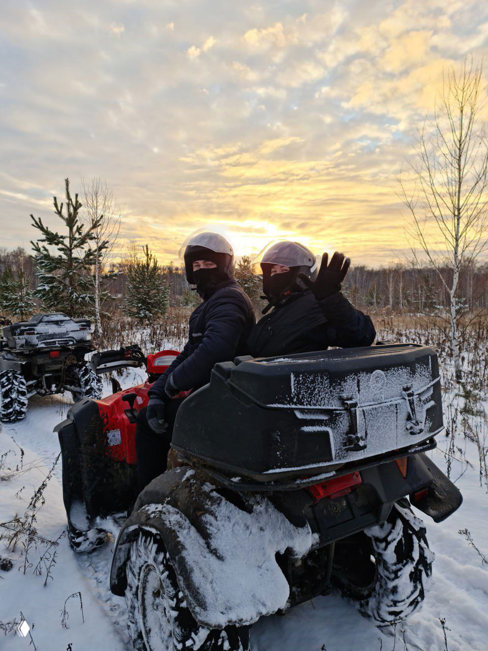 Два экипажа на квадроциклах в зимнем лесу при закате, видны замёрзшие корпусные коробки багажников и снежная поверхность — зимние маршруты доступны круглый год.