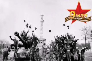 Чёрно‑белая фотография празднования 9 мая: солдаты у танка и монумента Победы, люди подбрасывают фуражки в праздничной сцене.
