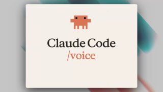 Логотип Claude Code с подписью '/voice' на светлом прямоугольнике на размытом цветном фоне — иллюстрация новой голосовой функции и режима транскрибации.