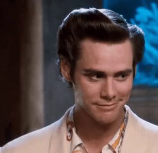 Крупный план улыбающегося мужчины в светлом пиджаке и рубашке на мягком размытом фоне — нейтральный портрет для промо DIGEL.