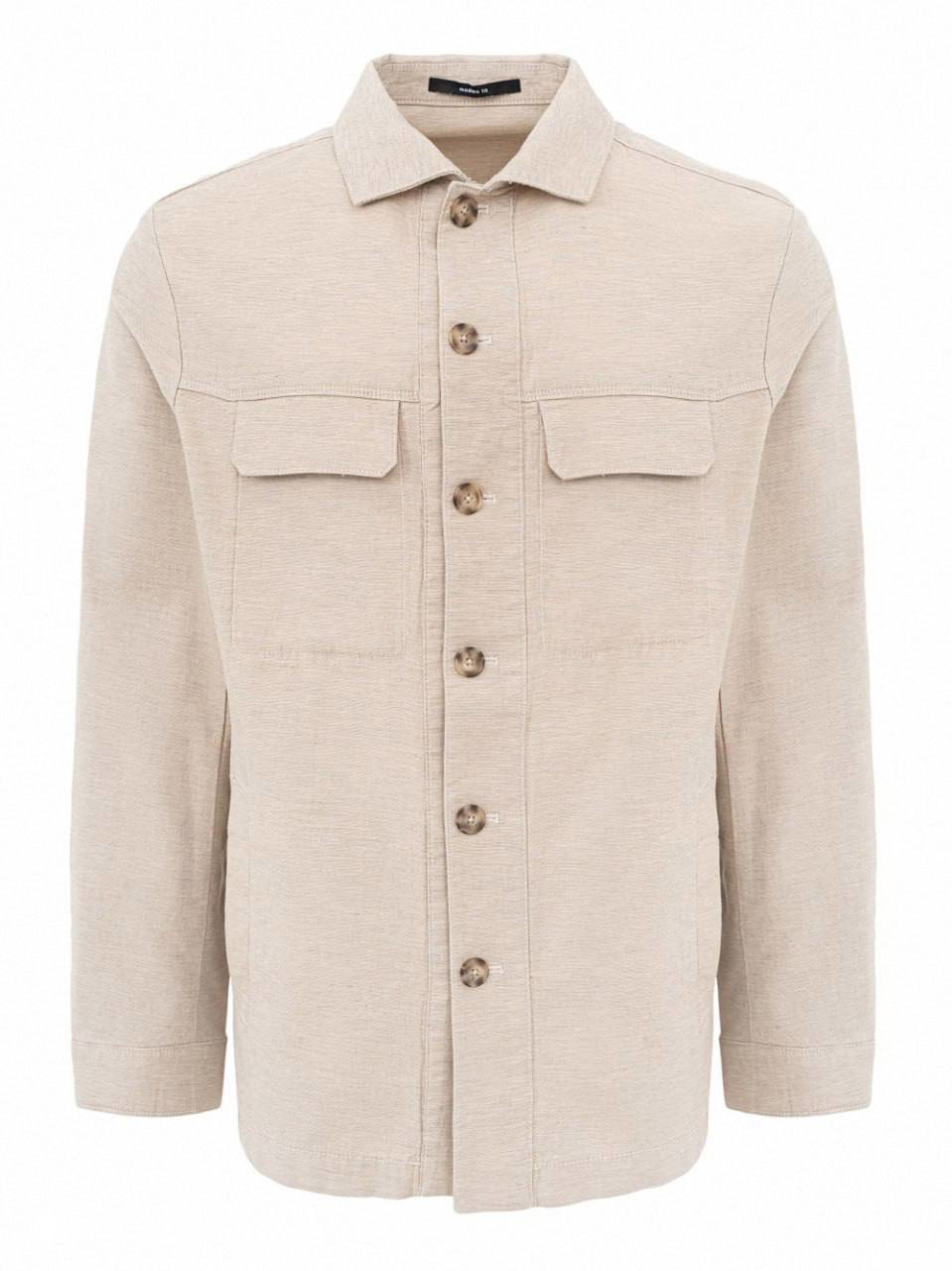 Фронтальная деталь бежевой рубашки с рядом пуговиц и двумя накладными карманами — классический силуэт и аккуратная отделка воротника.