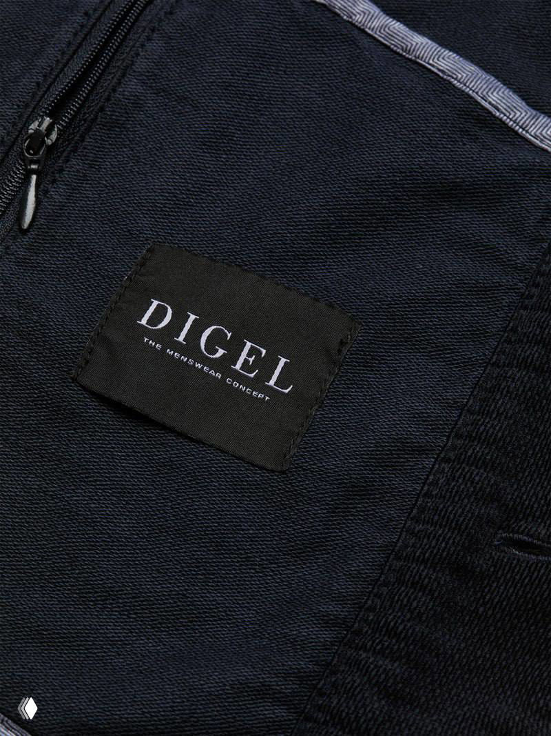 Контрастная внутренняя часть тёмно-синего изделия с нашивкой DIGEL и видимой молнией — фирменная этикетка и отделка подкладки.