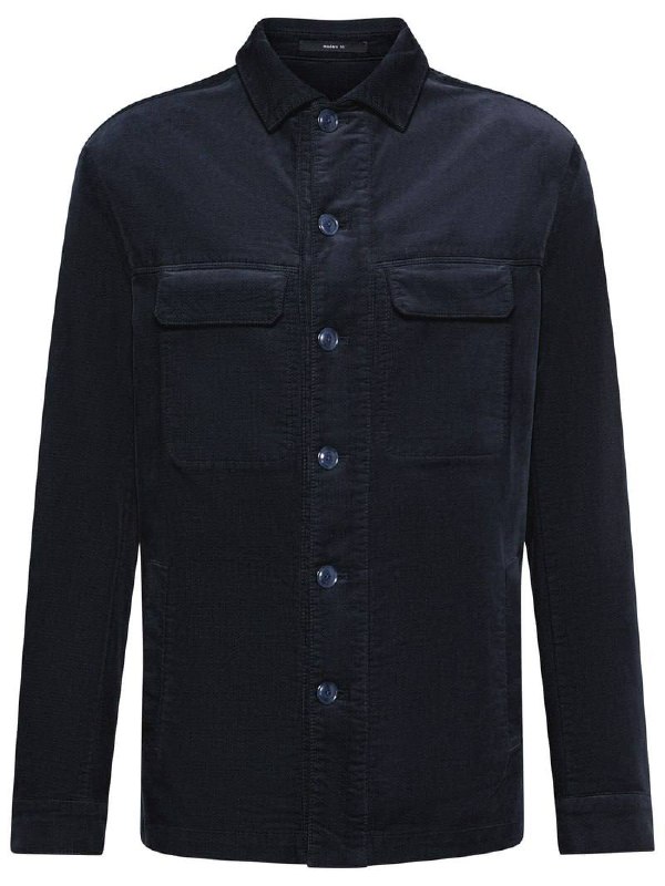 Тёмно-синяя рубашка-овершот на белом фоне, вид спереди с накладными карманами и рядом пуговиц — образец классической рабочей рубашки.