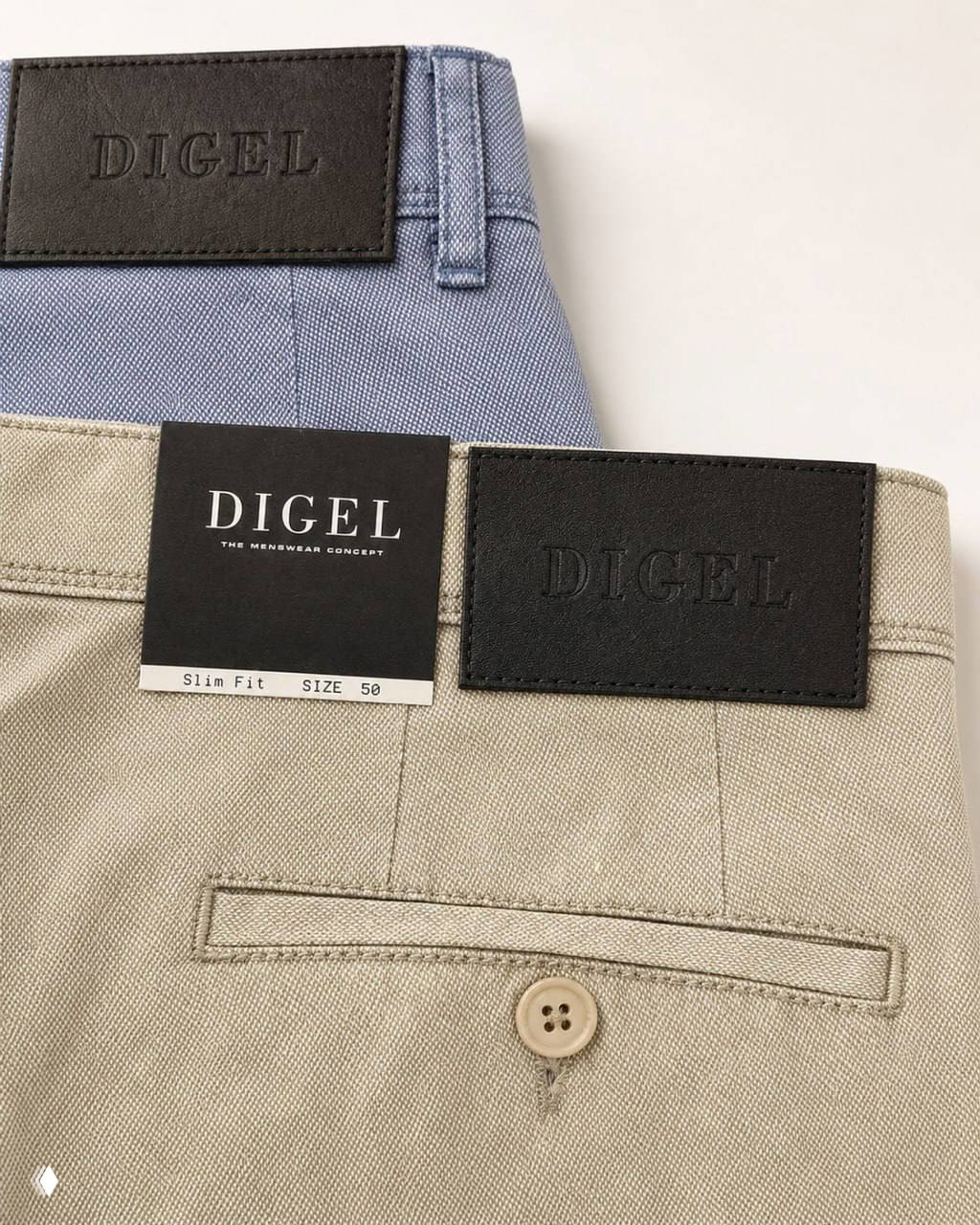 Задняя часть брюк DIGEL: кожаная нашивка с логотипом, бирка Slim Fit и аккуратная отделка кармана на светлом фоне.