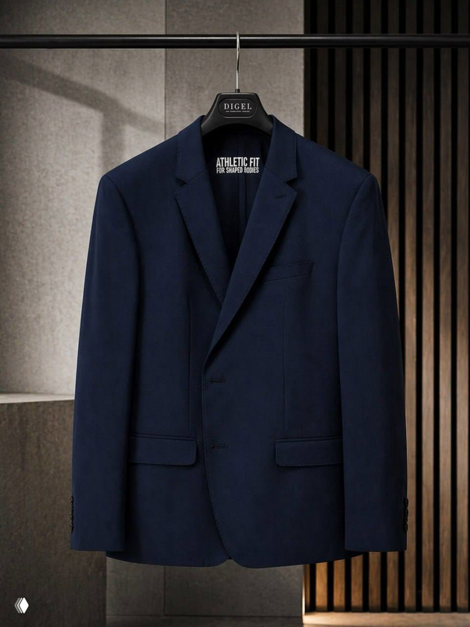 Темно-синий пиджак DIGEL Athletic Fit на фирменной вешалке в бутике, крупный кадр в фас демонстрирует силуэт, лацканы и посадку для атлетичной фигуры.