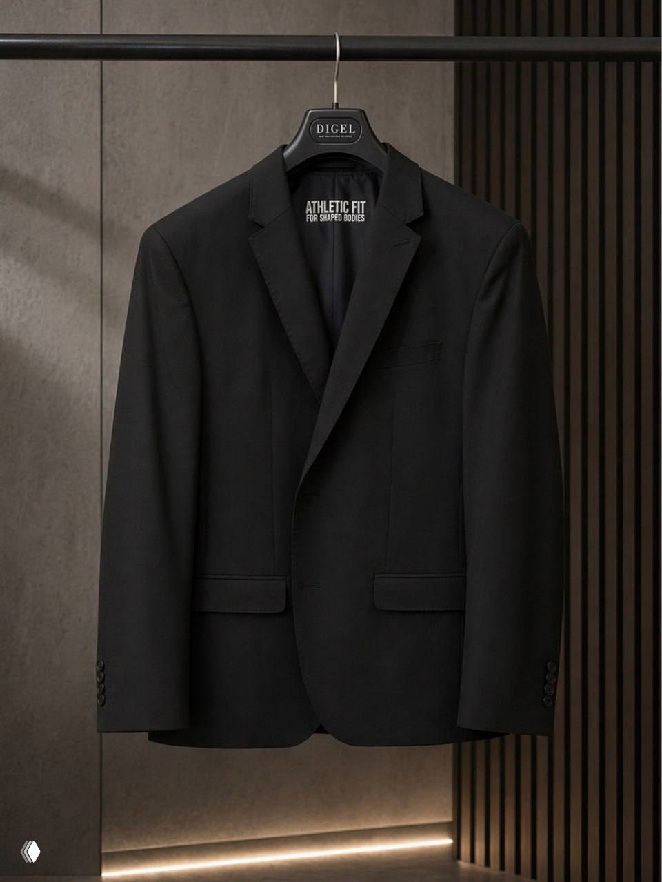 Чёрный пиджак DIGEL Athletic Fit на вешалке на нейтральном фоне, строгий фасон и ровная посадка, подчёркивающие деловой характер модели.