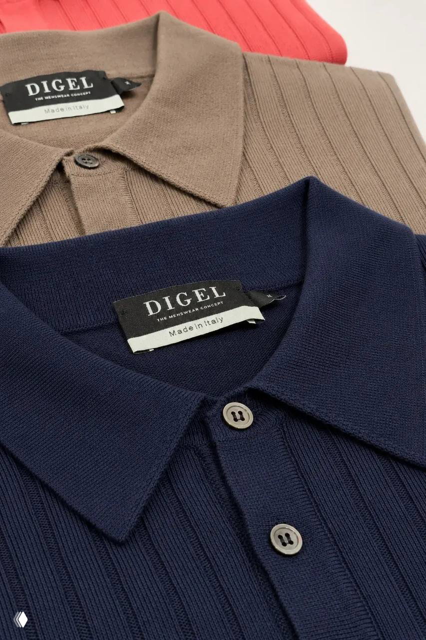 Крупный план воротников и ярлыков поло DIGEL: видно бирку DIGEL, надпись Made in Italy, аккуратные швы и текстуру воротника.