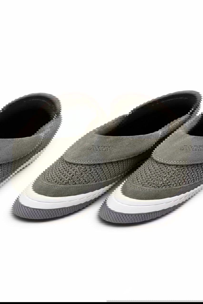 Задняя часть оливковых слипонов DIGEL: крупный план пятки, текстурная вставка и тиснение DIGEL на заднике, белая подошва с коричневой протекторной полосой.