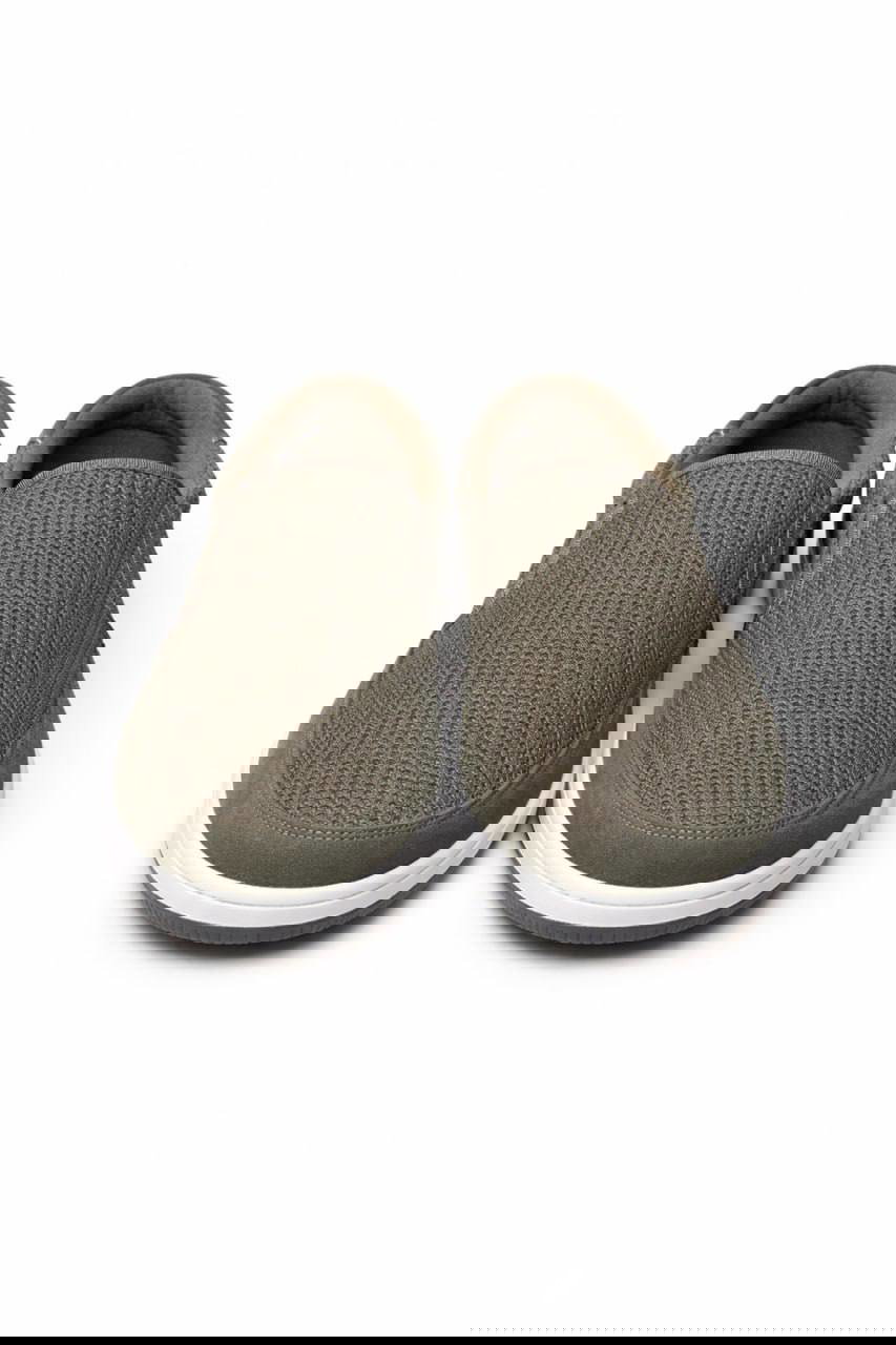 Фронтальный вид оливковых слипонов DIGEL на белом фоне: аккуратный носок, мелкая сетчатая фактура верха, белая подошва и тонкие швы.