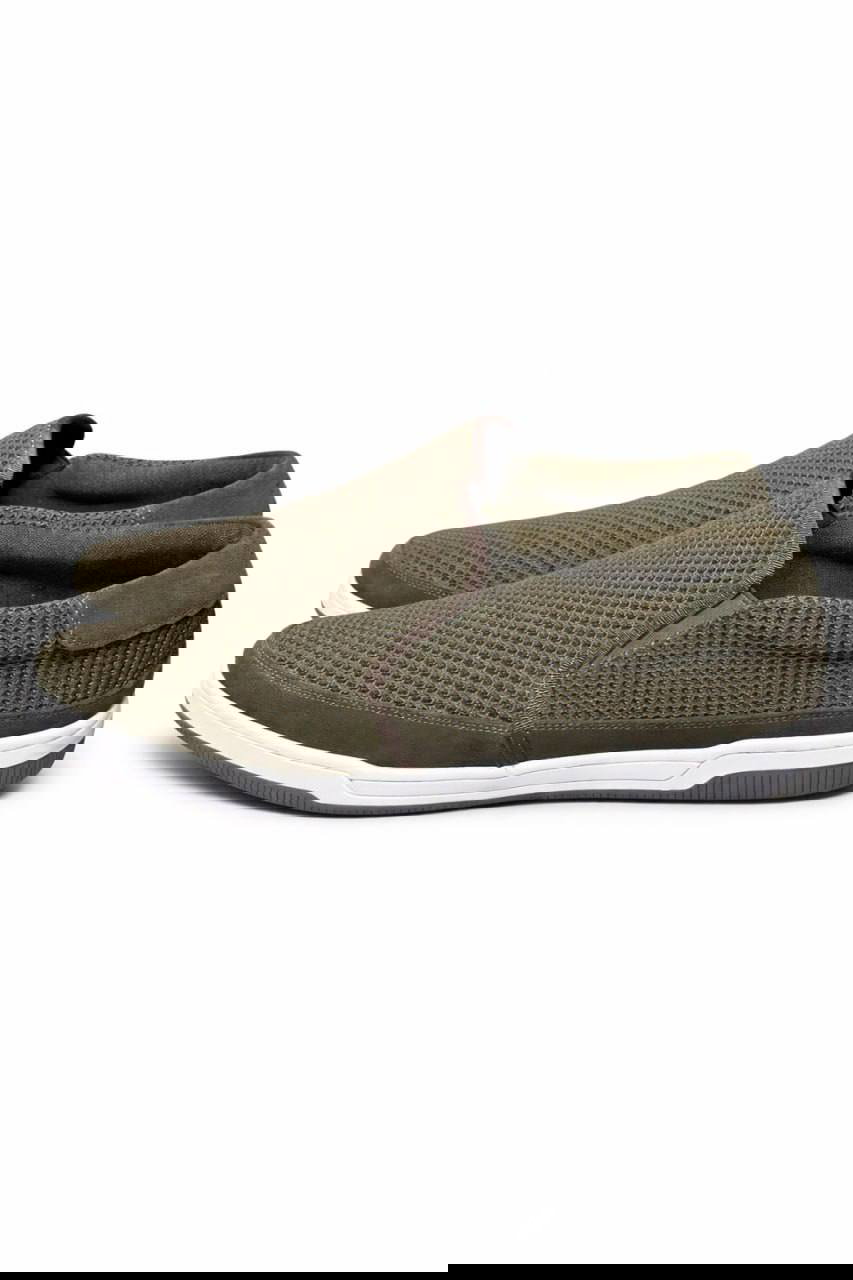 Боковой ракурс оливковых слипонов DIGEL: плоская белая подошва, удлинённая форма носка и комбинированные материалы верха для лёгкой посадки.