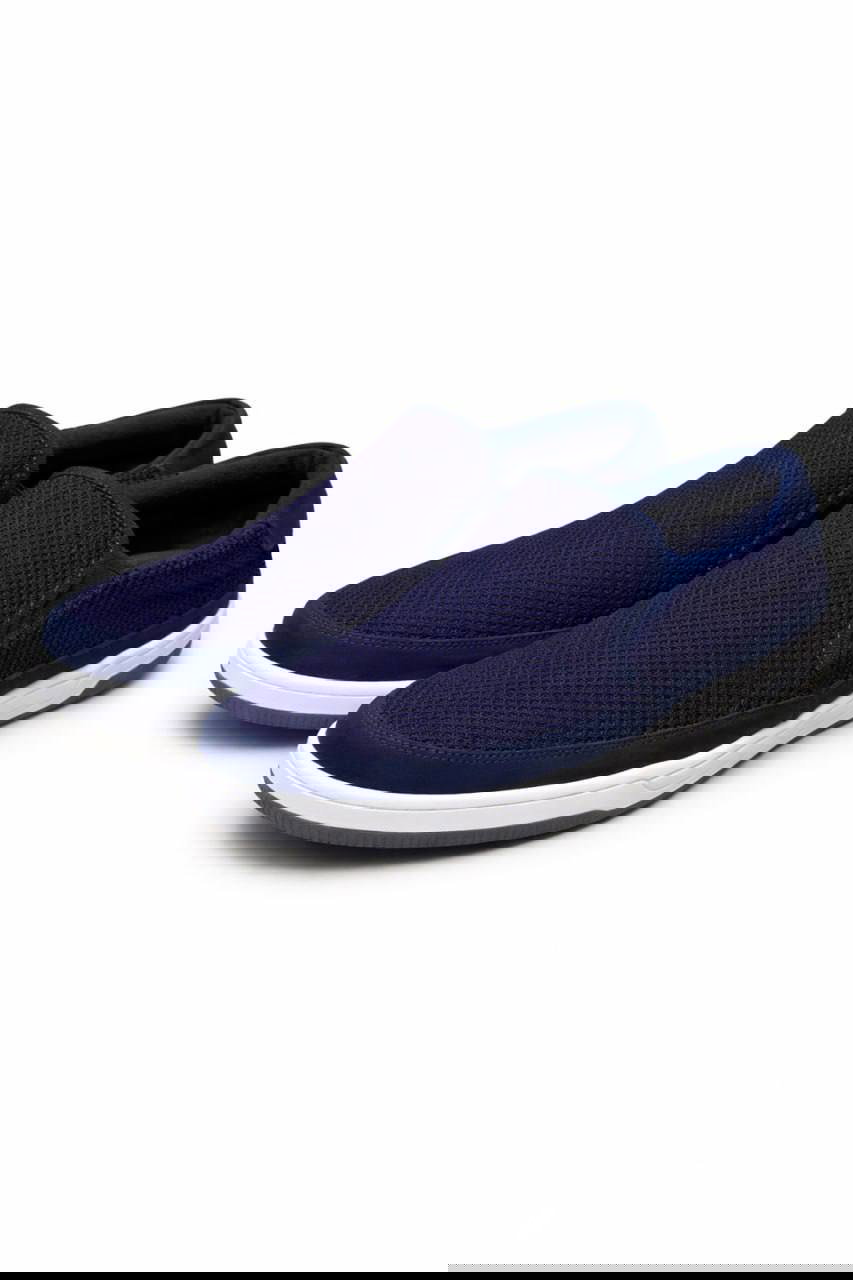 Синие слипоны DIGEL на белом фоне: боковой ракурс показывает низкую посадку, текстурный верх и контрастную белую подошву с серым протектором.