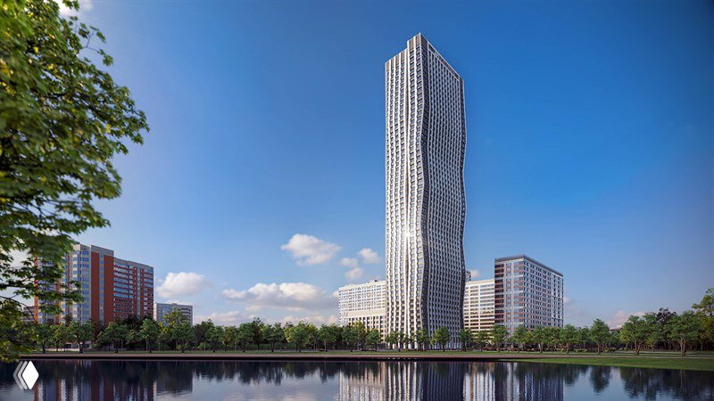 Вид с воды на башню нового жилого комплекса бизнес‑класса в Москве: стройная вертикальная композиция, соседние корпуса и лёгкое отражение в воде.