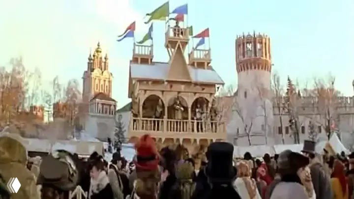 Массовая сцена у Новодевичьего: люди в костюмах, сценография с флагами и башнями монастыря на заднем плане во время съемок.