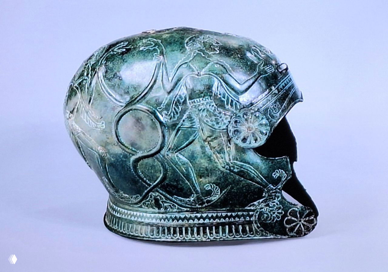 Украшенный греческий шлем критского воина