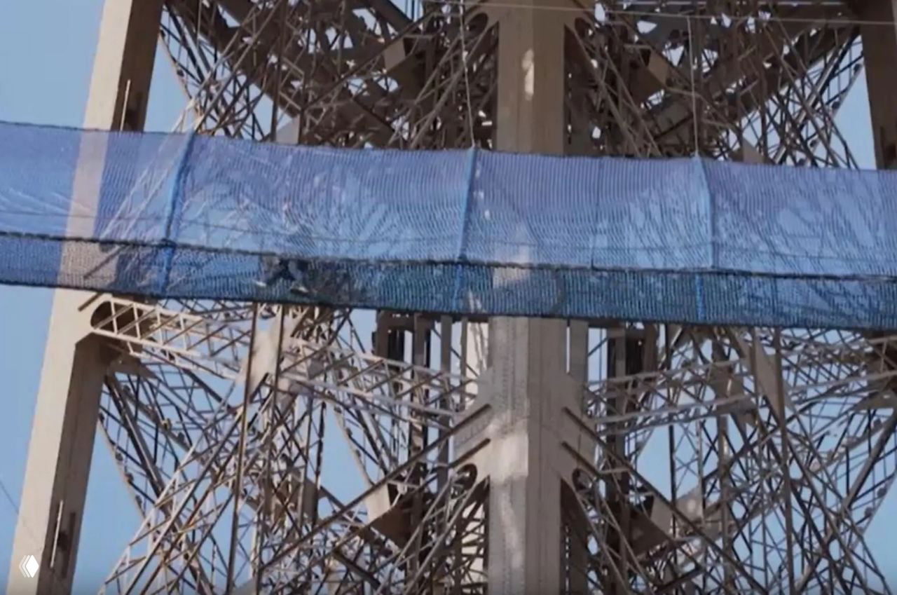 Подвесной мост на 60 м открылся на Эйфелевой башне