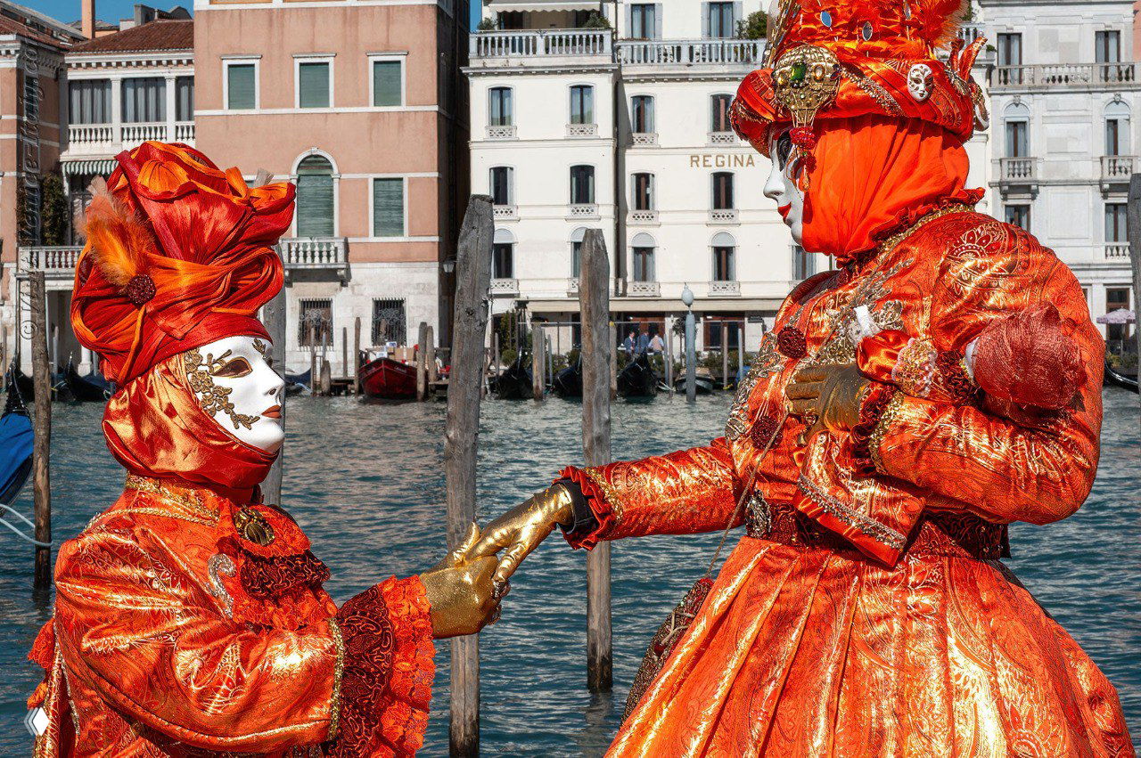 Венецианский карнавал: атмосфера и выставка «Под маской»