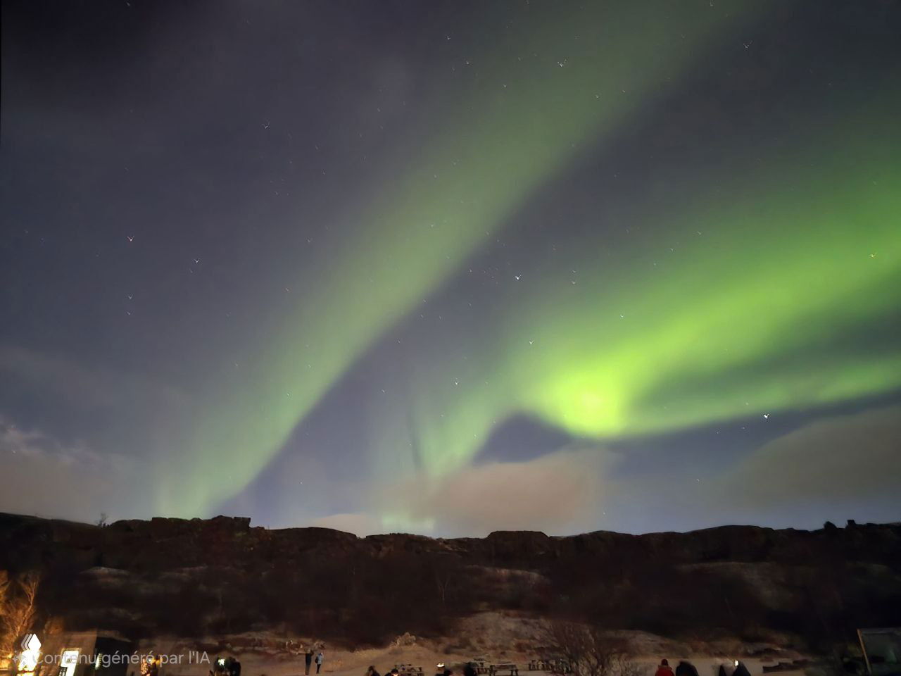 Яркие зелёные дуги северного сияния над тёмным горизонтом, ниже силуэты людей и скал, ночное небо с звёздами в арктической местности.