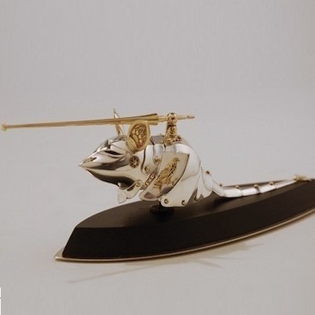 Миниатюрный декоративный мышиный доспех: маленькая фигурка-мышь в стилизованной металлической броне на подставке.