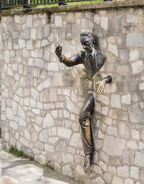 Скульптура на Монмартре от Жана Маре