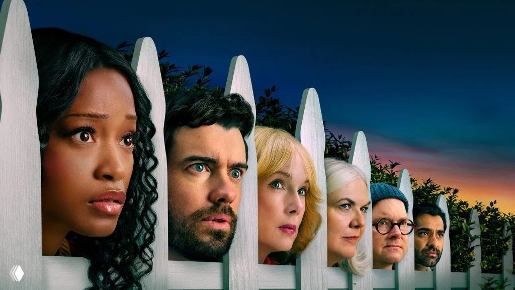 Постер сериала: несколько соседей выглядывают через белый деревянный забор на фоне сумеречного неба, крупные планы лиц в напряжённо-комедийном стиле