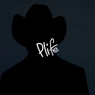 Чёрный силуэт мужчины в ковбойской шляпе на тёмном фоне; белый логотип Plife на лице создаёт атмосферу ночной тайны, анонимности и вестерна.
