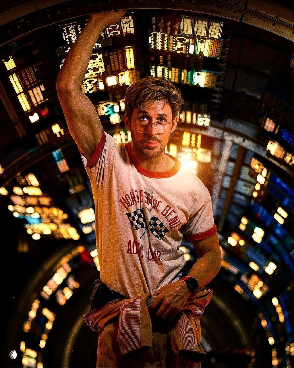 Герой внутри модуля держится за поручень, мягкое тёплое освещение подчёркивает человеческую уязвимость и бытовой масштаб жизни в космосе.