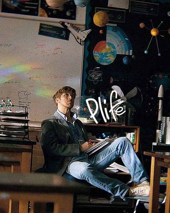 Учёный в кабинете с доской, схемами и плакатами планет — сцена из предыстории героя, рабочее пространство и личные заметки вокруг.