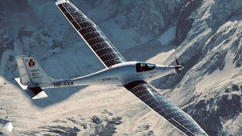 Солнечный самолёт SolarStratos (HB-SXA) над заснеженными Альпами, крупный план крыла, полностью покрытого солнечными панелями, высокий полёт.