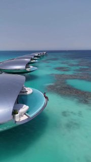 Аэрофото инопланетных вилл курорта Shebara Resort, возвышающихся над бирюзовой водой и рифами Красного моря у острова Шайбара