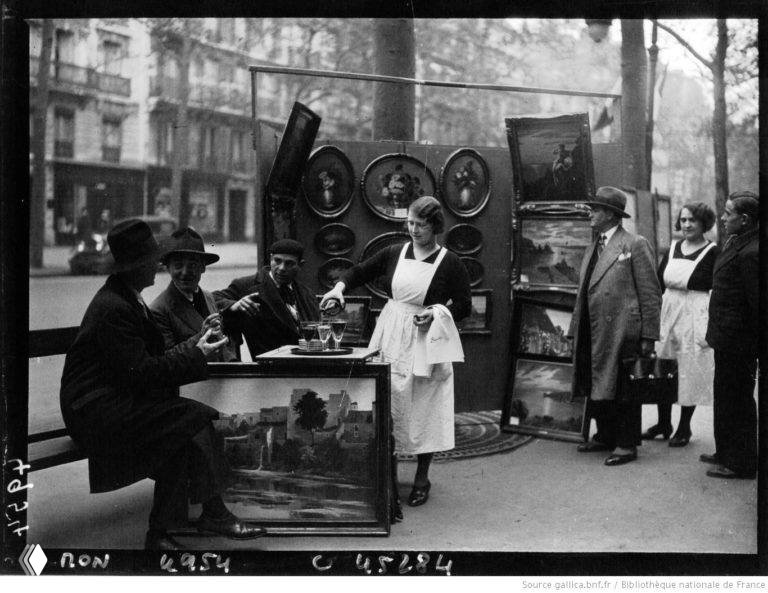 Чёрно‑белая уличная сцена начала XX века: люди и уличный торговец с напитками, типичная сцена городского общения вокруг бокала.