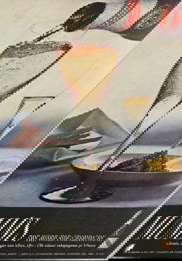 Винтажная иллюстрация: наливание шампанского в высокий бокал на фоне блюда с икрой — элегантная рекламная сцена.