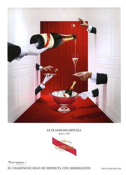 Рекламная сцена с несколькими руками официантов, подающими бутылку шампанского в эффектном красном интерьере — театральный приём.