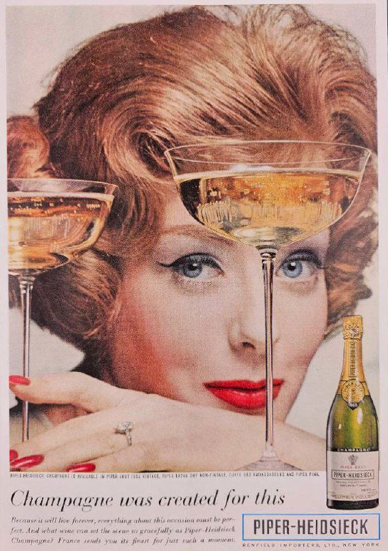 Искажённая глитч-версия ретро-рекламы: фрагмент женского лица и бокалов шампанского в пикселизированной стилизации современного арта.