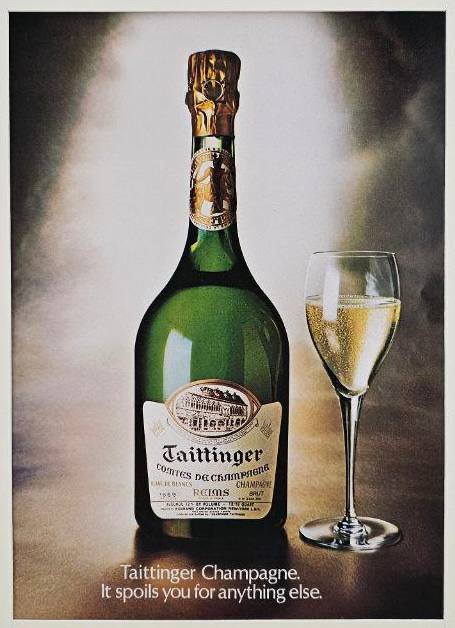 Классическая рекламная фотография бутылки Taittinger рядом с наполненным бокалом шампанского на нейтральном фоне.