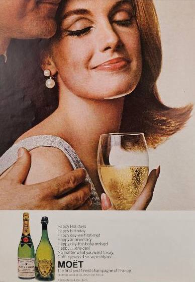 Кадр в стиле 1960-х: довольная женщина держит бокал шампанского, мягкие линии и гламурный рекламный образ Moët.