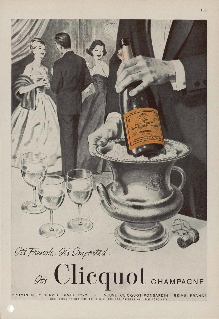 Черно-белая винтажная реклама Clicquot: бутылка в ледяном ведре, бокалы и официант на фоне элегантной вечеринки.