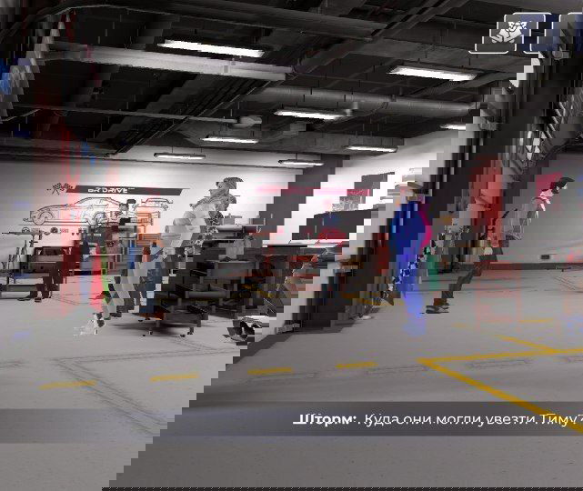 Скриншот мастерской/гаража в Black Russia: несколько персонажей в ремонтной зоне, видно оборудование и субтитр «Шторм: Куда они могли увести Тиму?» внизу экрана.