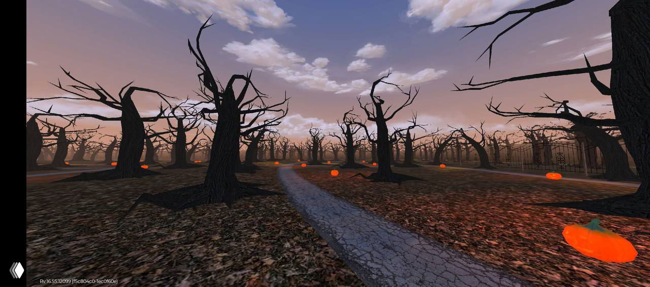 Панорамный кадр мрачного игрового леса с голыми деревьями, тропинкой между ними и расставленными светящимися тыквами для атмосферы.