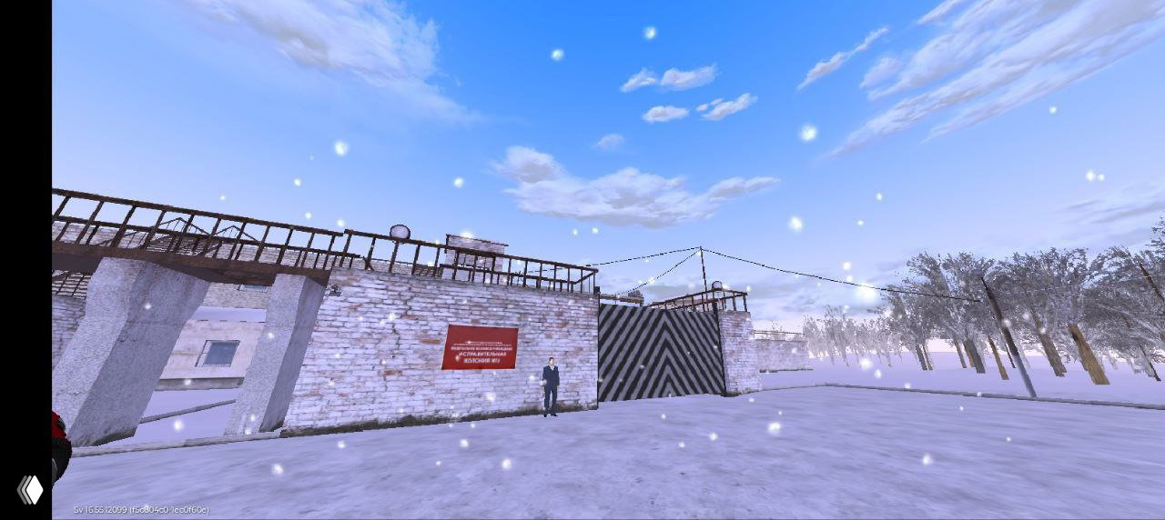 Внешний вид тюремного входа в зимнем сеттинге: снежная площадка перед кирпичной стеной, ворота и фигура охранника у стены.