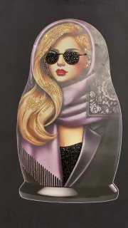 Полный вид готовой картины в форме матрёшки: женщина в платке и чёрных бусинных очках, декоративные кристаллы и мягкая цветовая гамма.