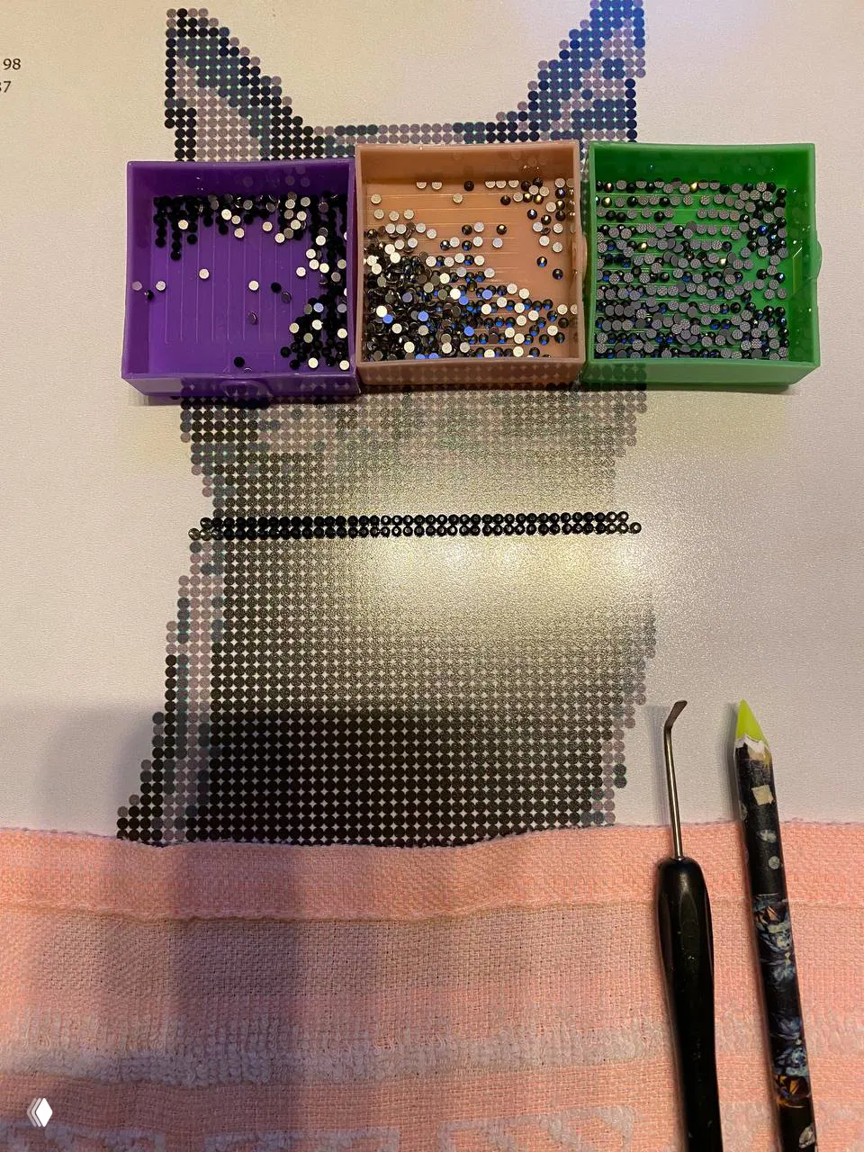 Закулисье: картина из страз