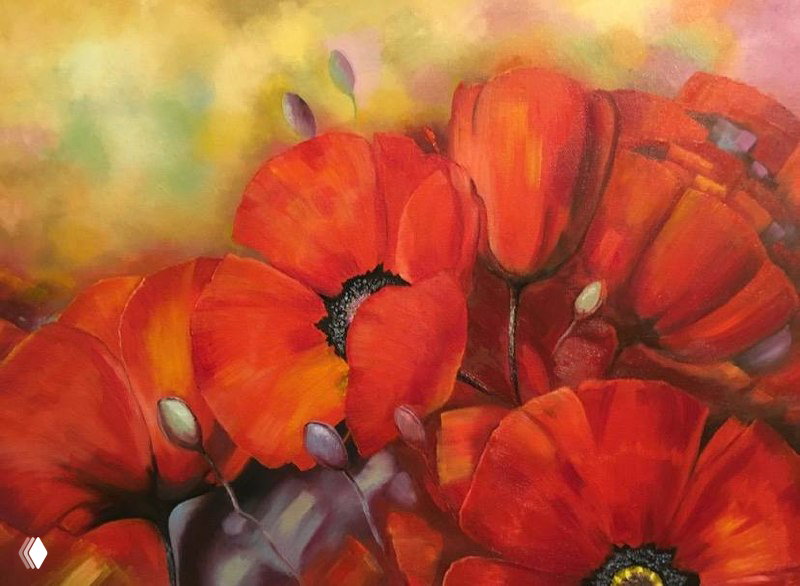 Живописное изображение ярко-красных мака на фоне тёплых пастельных тонов; передана текстура и глубина мазков.