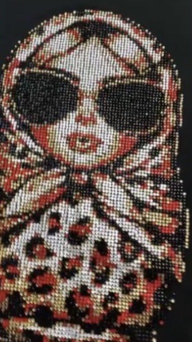 Матрёшка в стиле принта с платком и солнечными очками на темном фоне; заметен леопардовый узор и текстурная вышивка/стразовое исполнение.