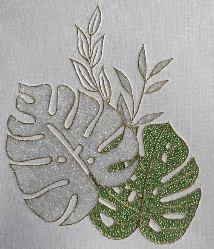 Светлая картина с монстерой: один лист белый из прозрачных страз, второй зелёный из зелёных страз, тонкие золотые контуры и текстура холста.