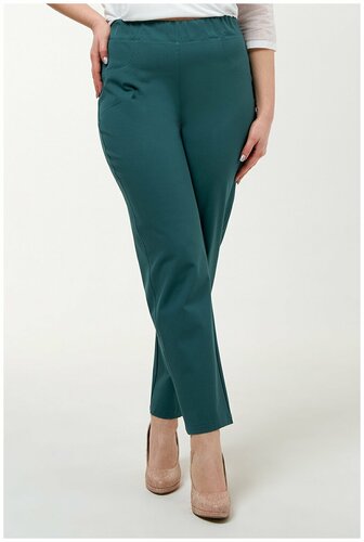 Зауженные зелёные брюки на резинке на модели, вид снизу до талии — пример посадки для plus size и офисного гардероба в рекламной съёмке